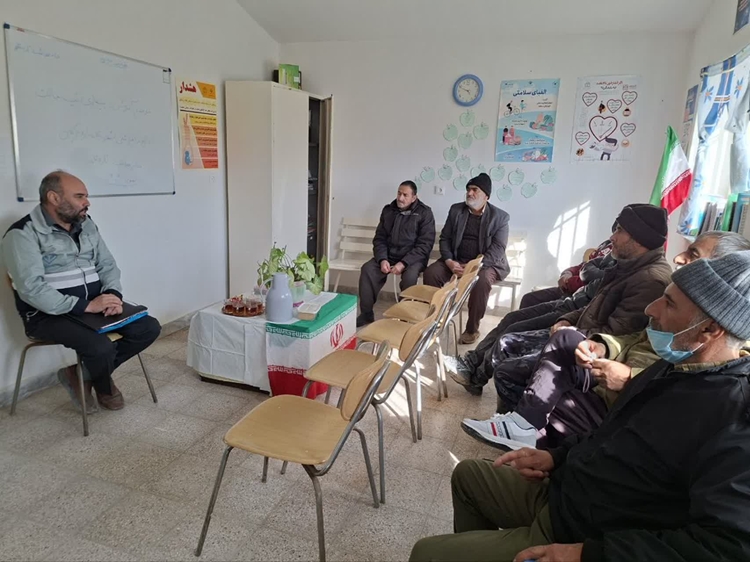 برگزاری کلاس آموزشی بیماری‌های مشترک انسان و دام و اقدامات بهداشتی کشتارگاه در شهرستان راز و جرگلان 